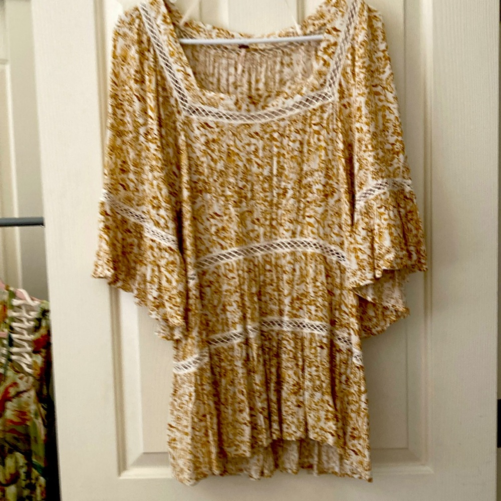 Free People top. Size Medium. Gold and cream color.
